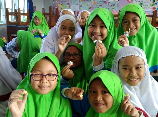  Pemberian  Obat  Cacing  Kepada Siswa SEKOLAH  ISLAM TERPADU 